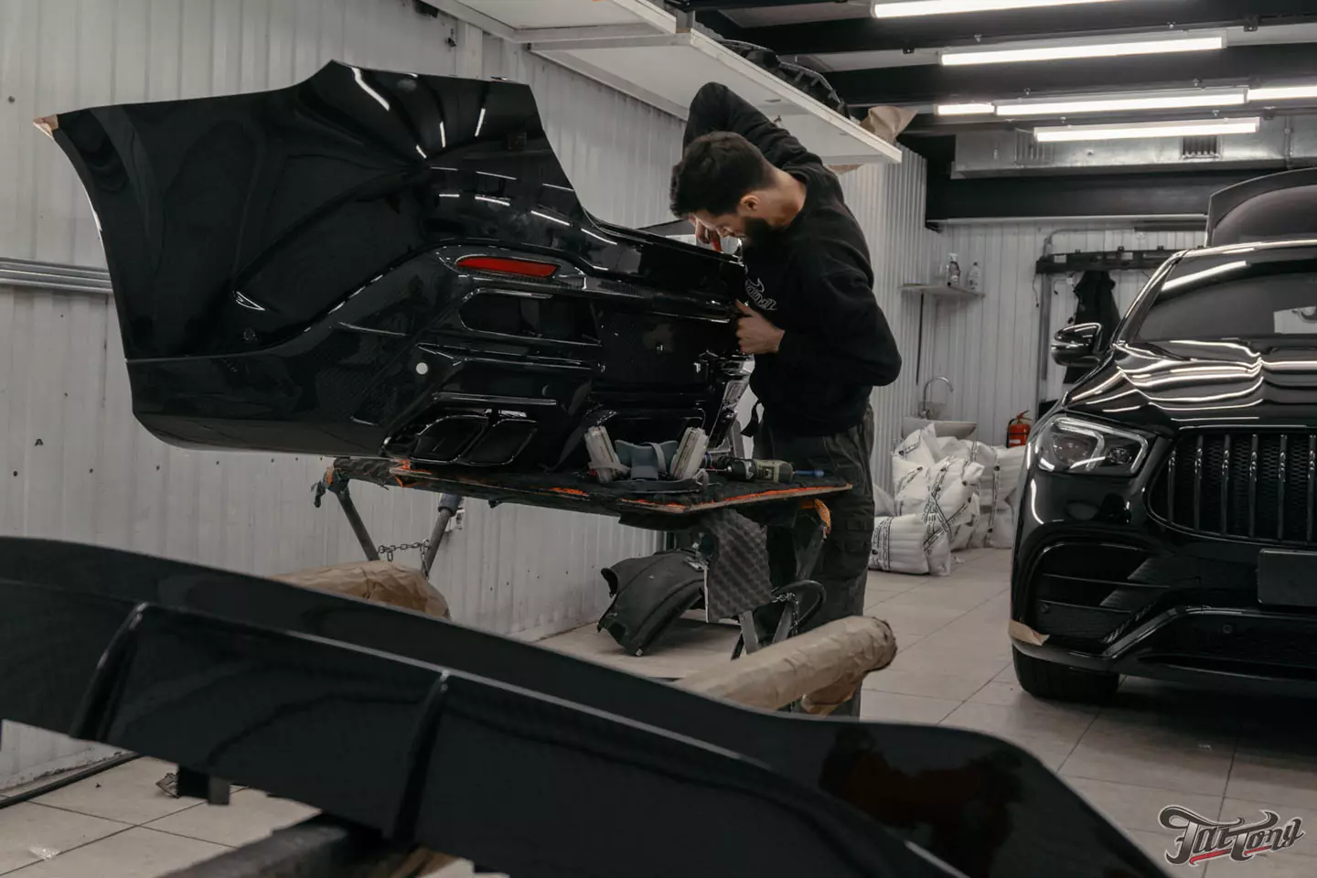 Выкинули BURMESTER 3D из нового Mercedes GLE 63S и установили новую акустическую систему. Выполнили комплексную шумоизоляцию, построили выхлопную систему, установили обвес Larte, оклеили полиуретаном